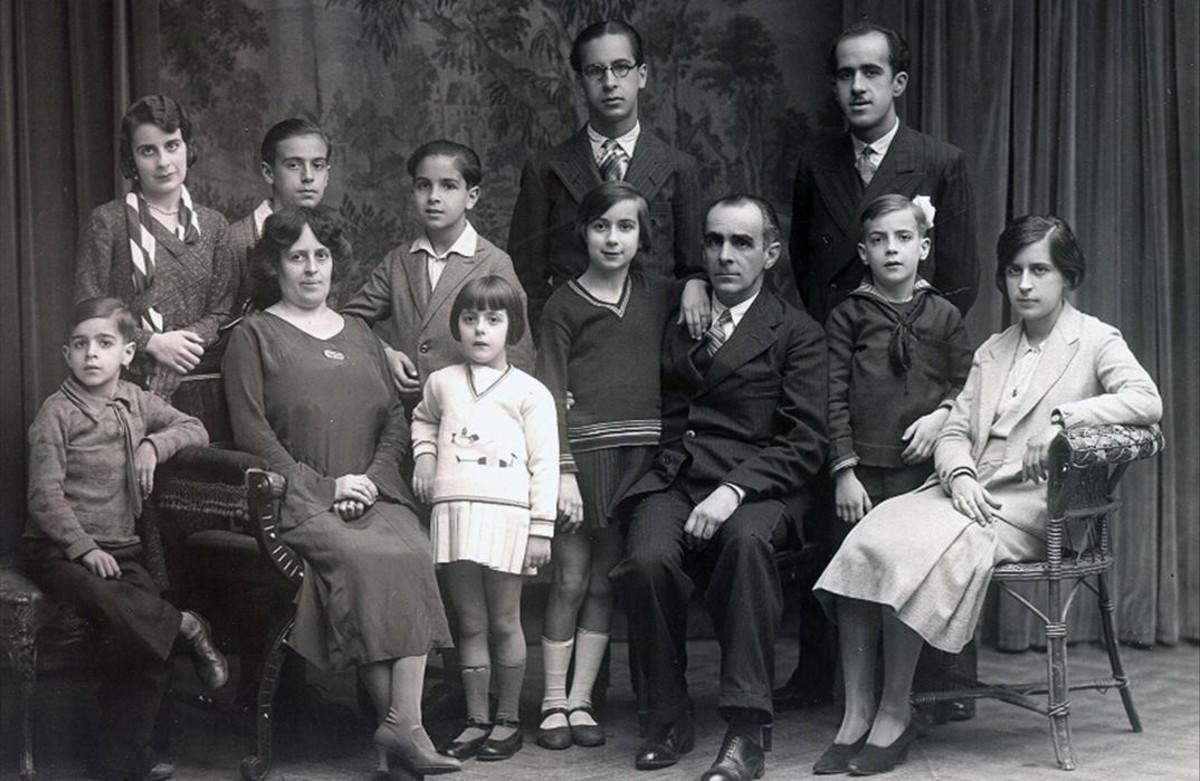 Milagros Caturla, en el centro, de oscuro y con el brazo apoyado sobre su padre, Luis, y en compañía de sus nueve hermanos y su madre, en los años 30.