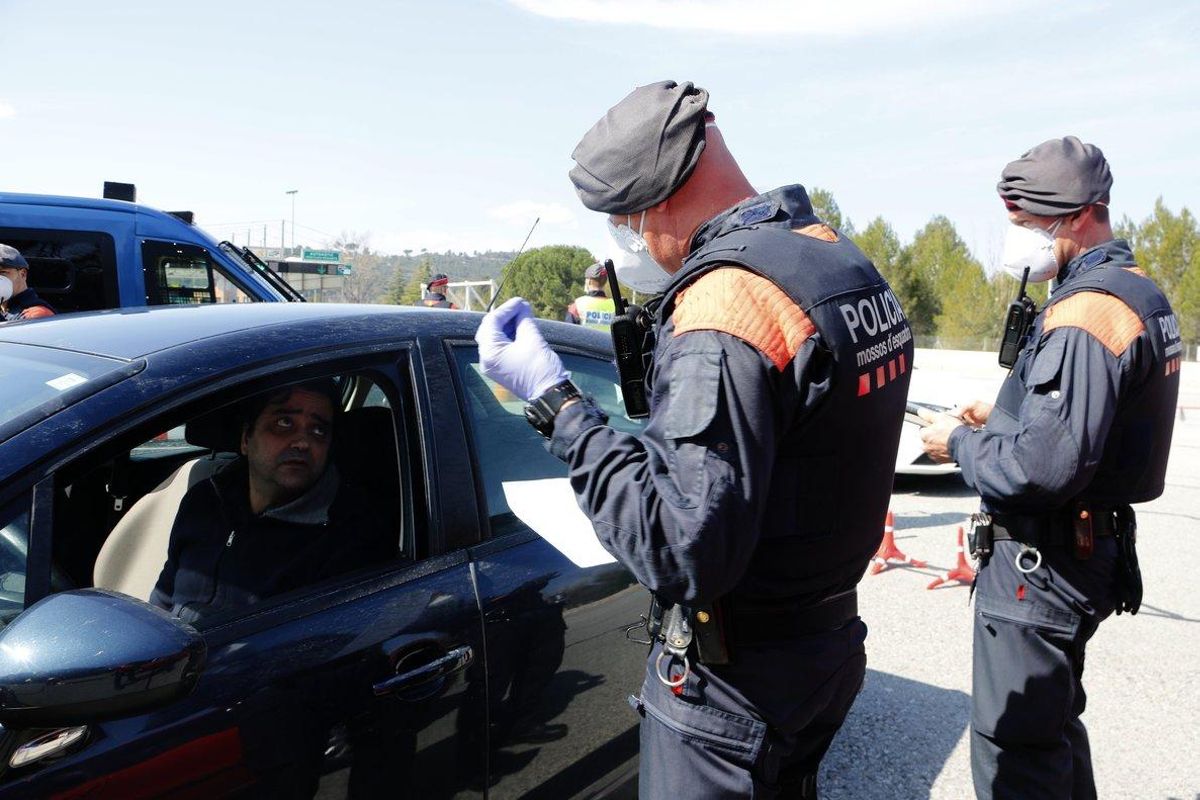 Els Mossos alerten d'un frau amb la difusió d'enllaços del 'certificat autoresponsable' Els Mossos alerten d'un frau amb la difusió d'enllaços del 'certificat autoresponsable'