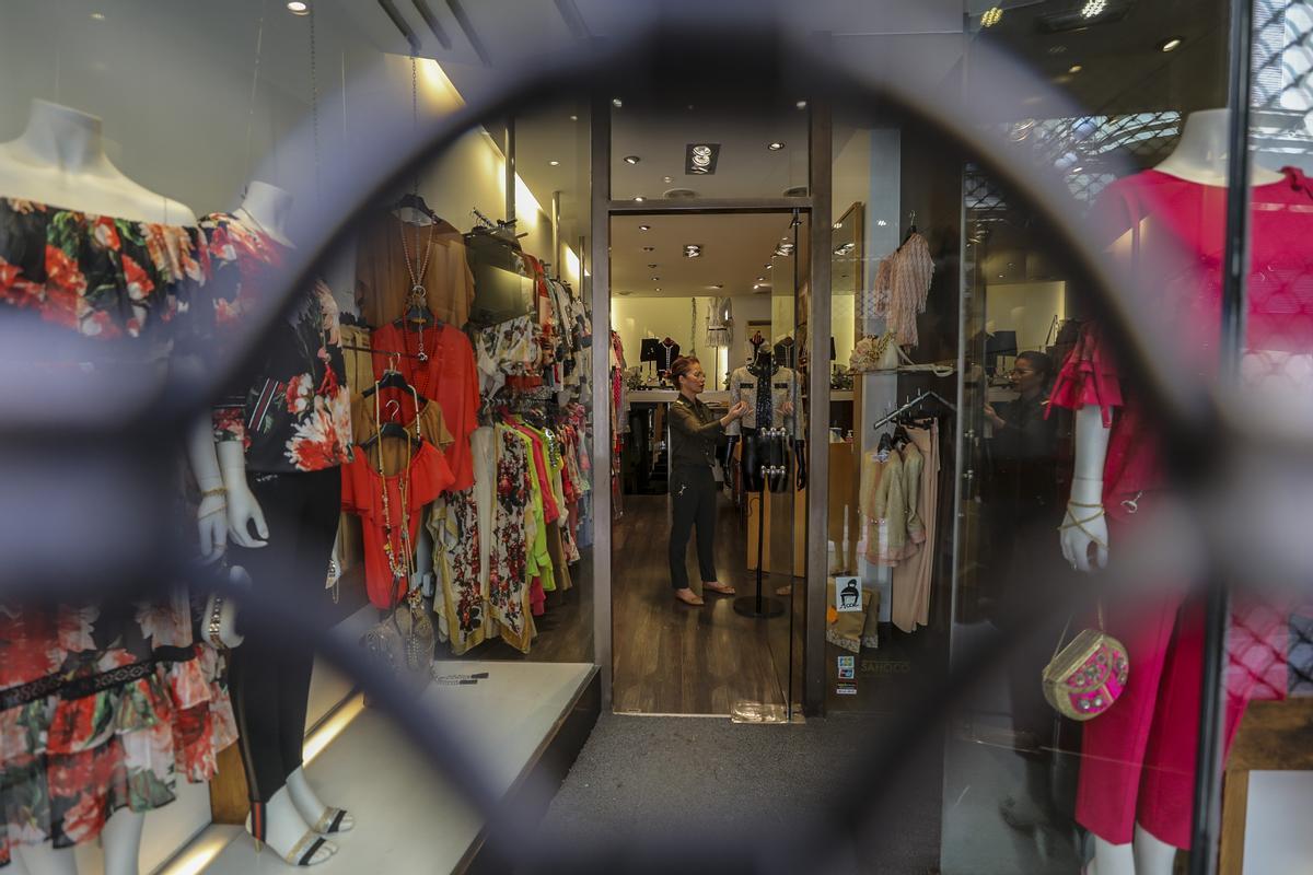 Las tiendas de ropa y calzado han visto reducidas sus ventas por la covid.