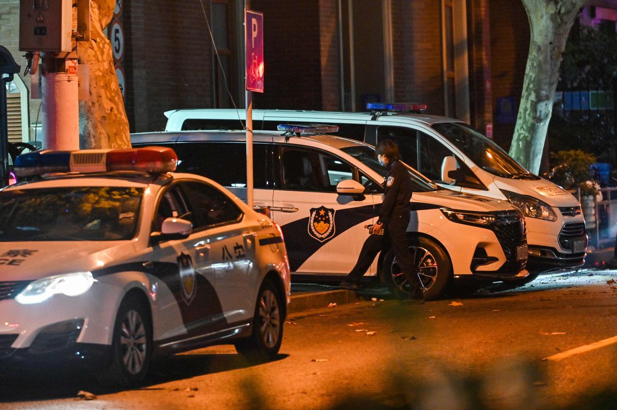 Coches de policía en Shanghái para desactivar las protestas contra la política de cero covid, este lunes. Coches de policía en Shanghái para desactivar las protestas contra la política de cero covid, este lunes.