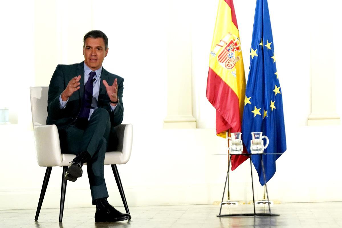  El presidente del Gobierno Pedro Sánchez mantiene un diálogo con el Premio Nobel en Ciencias Económicas 2019, Abhijit Binayak Banerjee, en el marco de la Jornada ’Un ingreso mínimo vital orientado a la inclusión’.