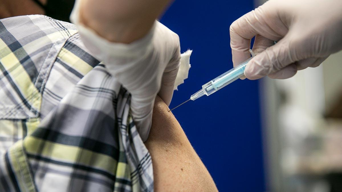 Un hombre recibe una dosis de la vacuna de AstraZeneca, en Barcelona.