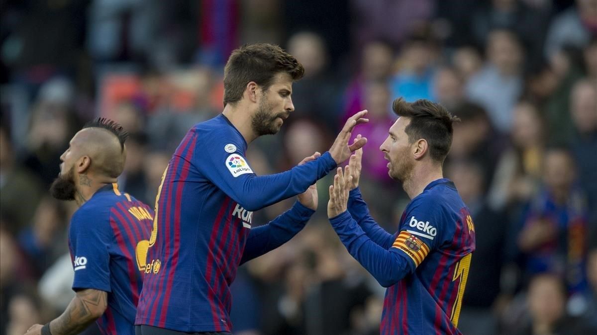 Messi es felicitado por Piqué tras el gol al Espanyol. Messi es felicitado por Piqué tras el gol al Espanyol.