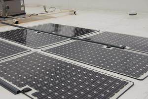 Llegan los paneles solares adhesivos que no necesitan instalación