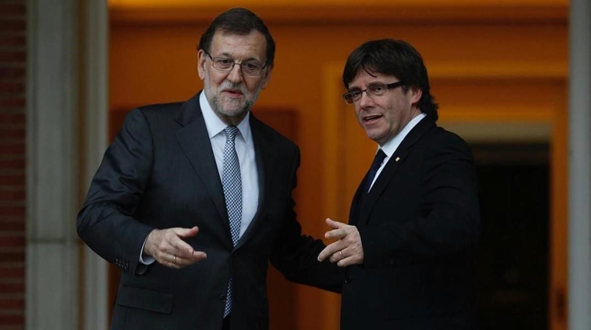 Mariano Rajoy y Carles Puigdemont se saludan antes de su reunión en la Moncloa en el mes de abril del 2016. Mariano Rajoy y Carles Puigdemont se saludan antes de su reunión en la Moncloa en el mes de abril del 2016.