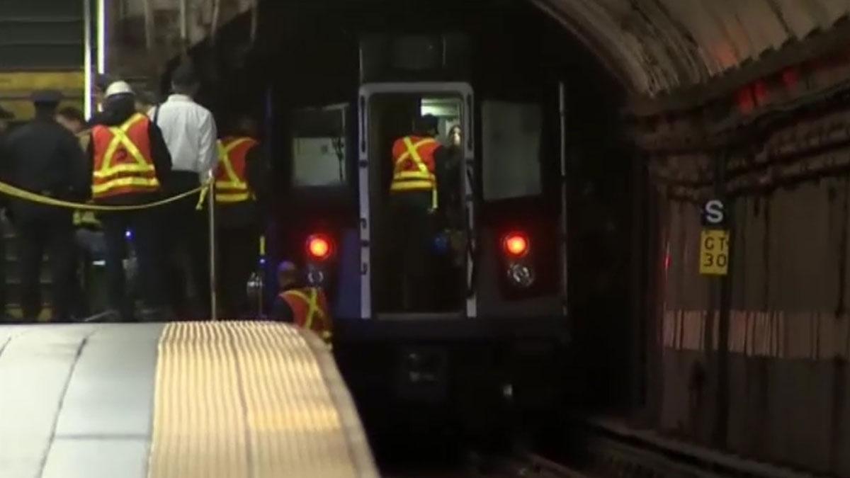 Un hombre muere al quedar enganchado en las puertas del metro en Nueva York.