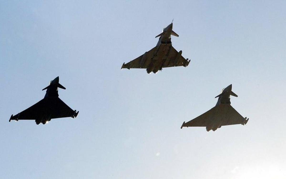 Tres cazas Eurofighter del Ejército del Aire en el cielo de Getafe (Madrid).