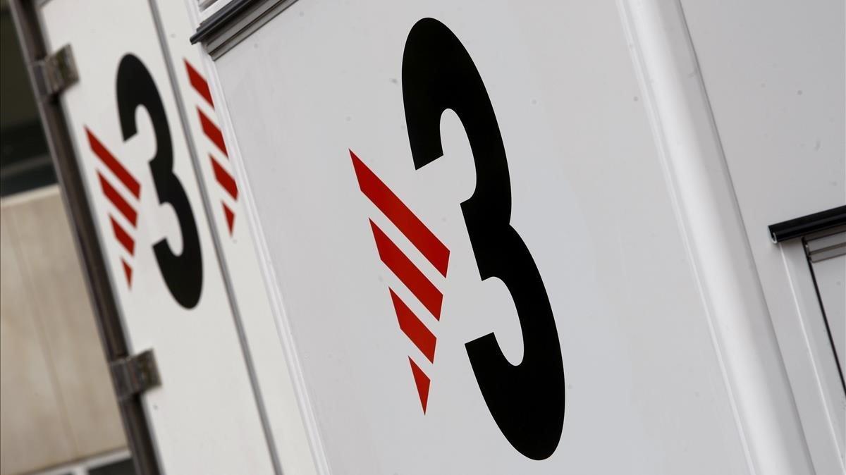 El logo de TV-3, en unidades móviles en los estudios de Sant Joan Despí.