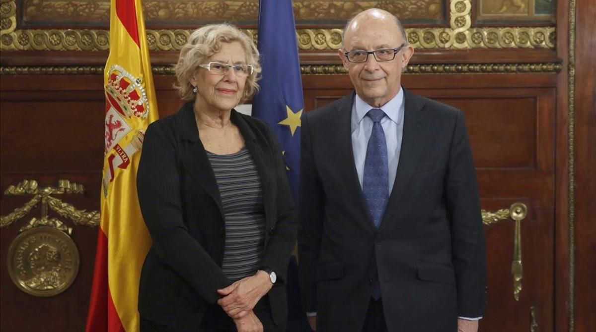 La alcaldesa de Madrid, Manuela Carmena, y el ministro de Hacienda, Cristobal Montoro, tras reunirse en noviembre del 2016. La alcaldesa de Madrid, Manuela Carmena, y el ministro de Hacienda, Cristobal Montoro, tras reunirse en noviembre del 2016.