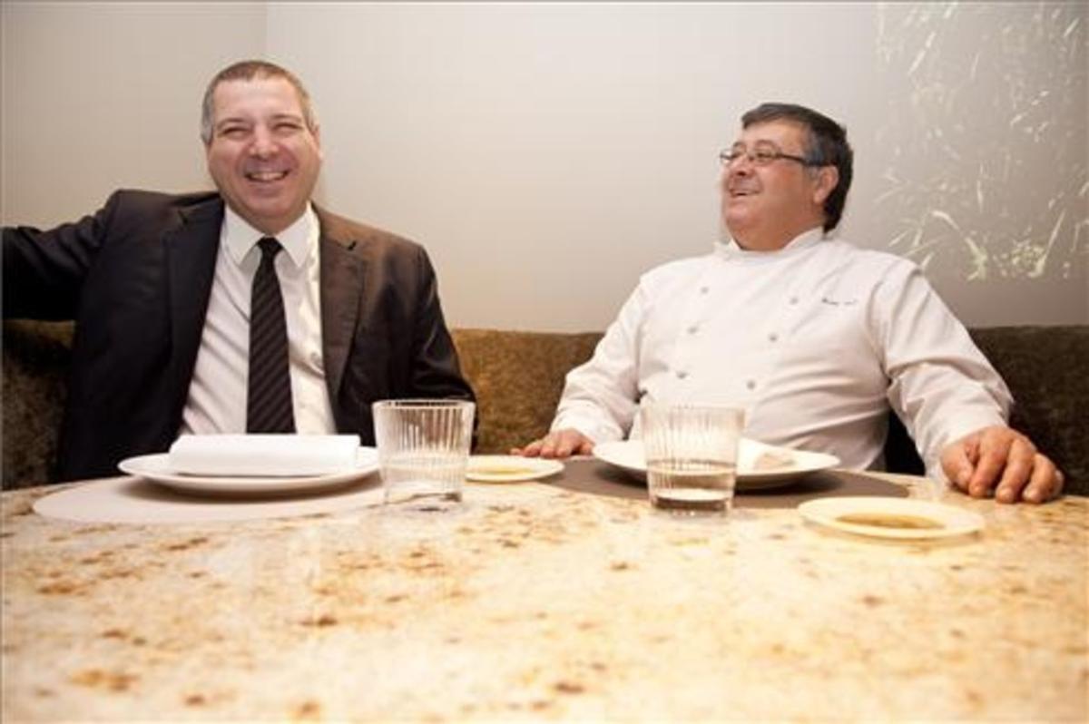 Alfred Romagosa y Fermí Puig, en una de las mesa de mármol del restaurante. Foto: Lali Puig