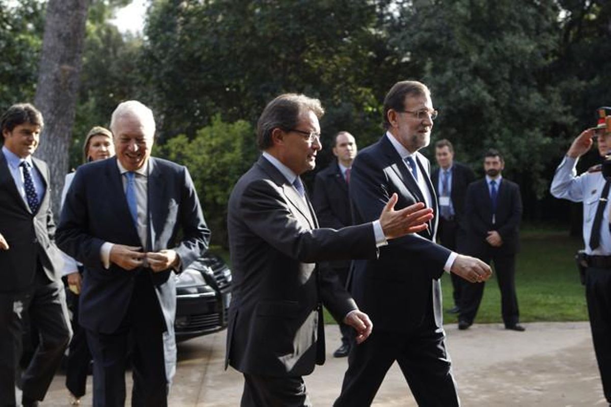 Artur Mas recibe a Mariano Rajoy. Tras ellos, el ministro García-Margallo y Jorge Moragas, hoy en el palacio de Pedralbes. Artur Mas recibe a Mariano Rajoy. Tras ellos, el ministro García-Margallo y Jorge Moragas, hoy en el palacio de Pedralbes.