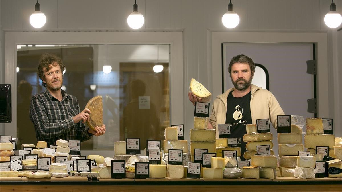 Kike Ojanguren y Pere Pujol, tras el mostrador repleto de quesos de Dotze Graus.