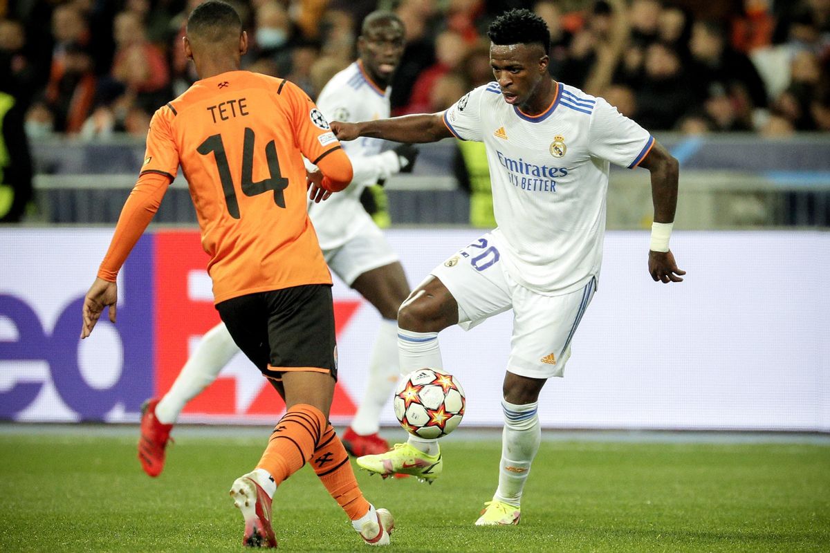 Vinicius, goleador en Kiev, controla el blaón en presencia de un rival Vinicius, goleador en Kiev, controla el blaón en presencia de un rival