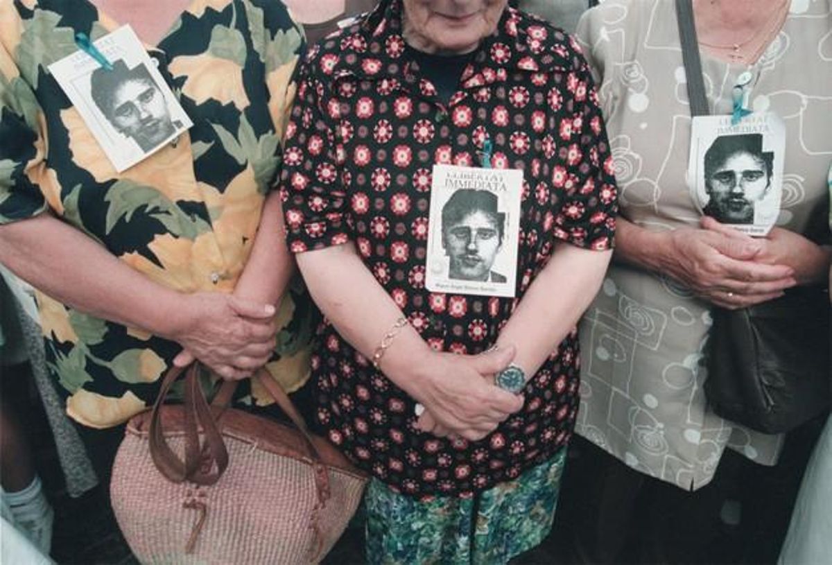 Manifestantes en Plaça Sant Jaume (Barcelona) para pedir la liberación de Miguel Ángel Blanco, en 1997. Manifestantes en Plaça Sant Jaume (Barcelona) para pedir la liberación de Miguel Ángel Blanco, en 1997.