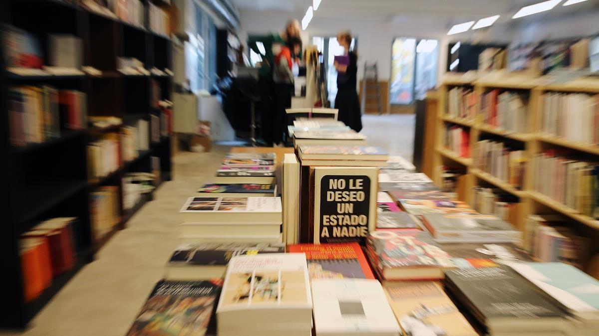 La Ciutat Invisible, la librería incorporada al proyecto de La Comunal, el espacio cooperativo de Sants.