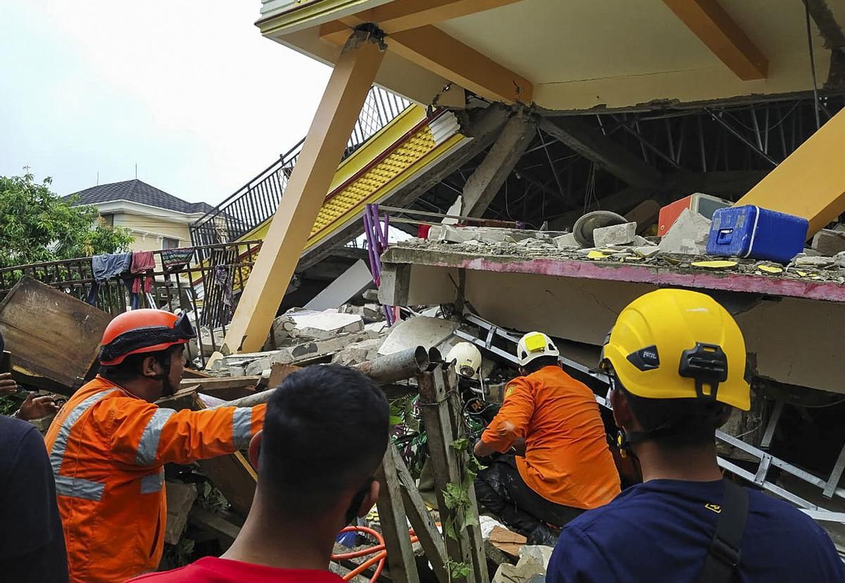 Equipos de rescate buscan supervivientes entre los escombros, en la isla Célebes, tras el terremoto.
