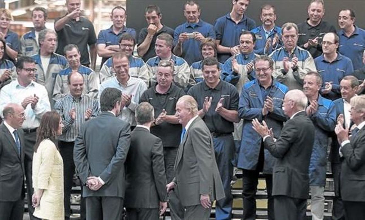 Trabajadores de la factoría de Mercedes Benz aplauden al Rey, ayer, en Vitoria, cuando se dispone a posar para una foto de recuerdo. Trabajadores de la factoría de Mercedes Benz aplauden al Rey, ayer, en Vitoria, cuando se dispone a posar para una foto de recuerdo.