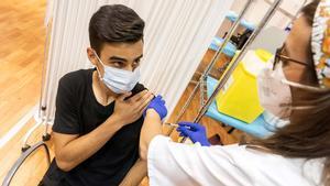 Jóvenes menores de 30 años se vacunan contra el covid en el Pavelló 11 de setembre de Lleida. En la foto, Xavier, de 18 años.