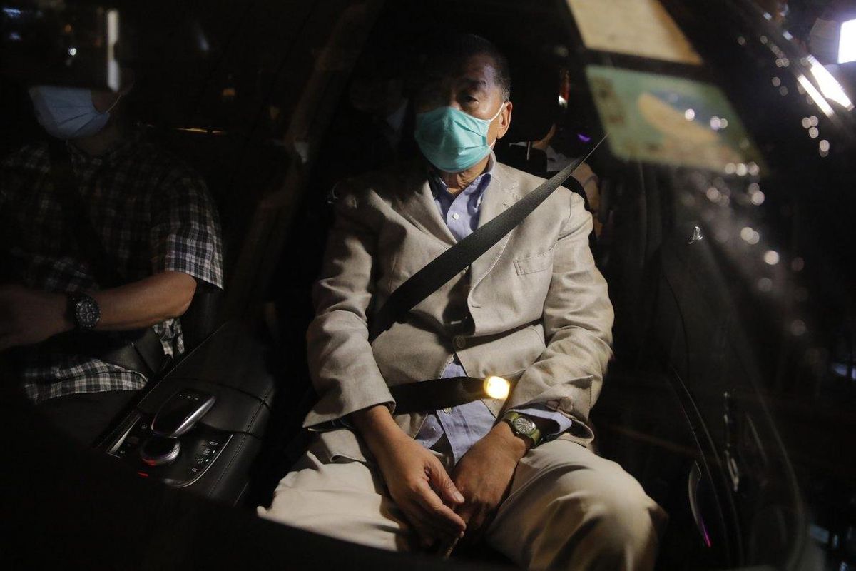 Lai, fundador del periódico Apple Daily, salió después de medianoche de la comisaría hongkonesa de Mong Kok. Lai, fundador del periódico Apple Daily, salió después de medianoche de la comisaría hongkonesa de Mong Kok.