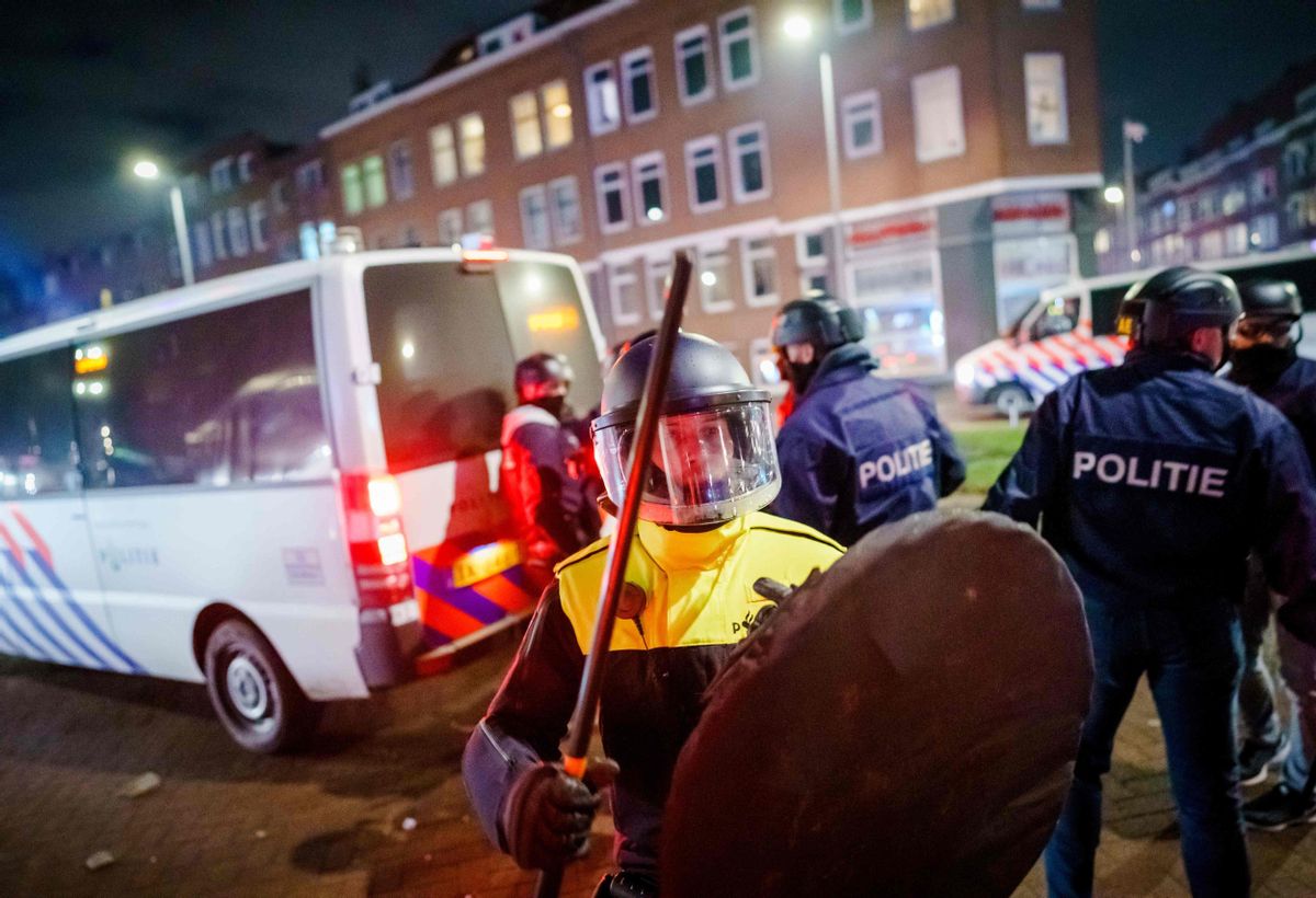Agentes antidisturbios desplegados en la ciudad de Rotterdam. Agentes antidisturbios desplegados en la ciudad de Rotterdam.