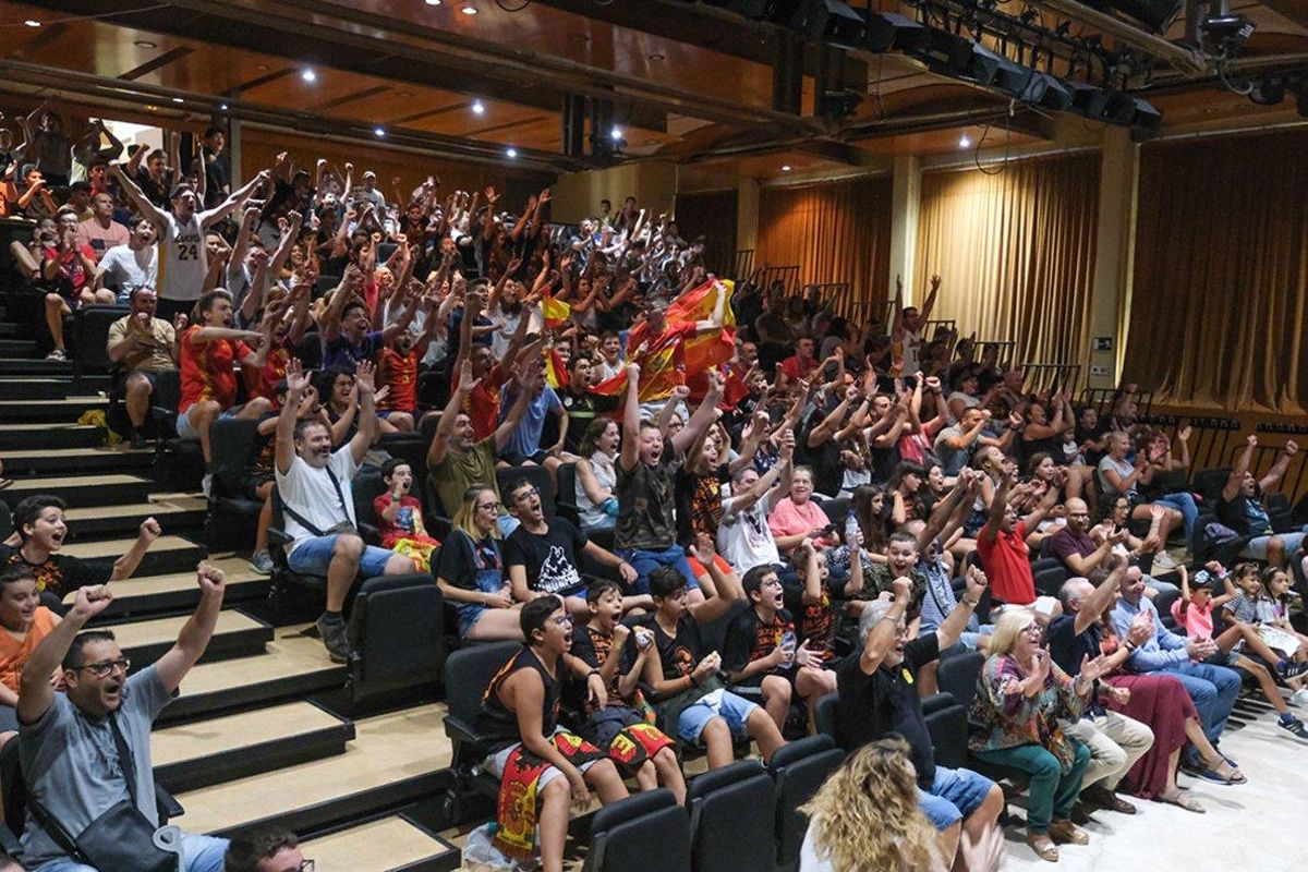 Centenares de vecinos de Sant Boi se reunieron en Can Massallera para arropar a Marc Gasol y a la selección en la final Centenares de vecinos de Sant Boi se reunieron en Can Massallera para arropar a Marc Gasol y a la selección en la final