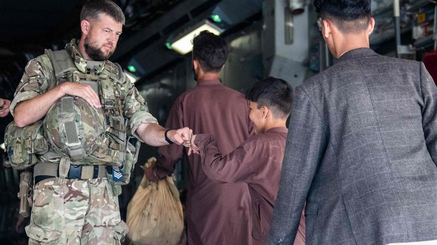 EEUU seguirá evacuando pese a los atentados suicidas de Kabul - Vimarsana News