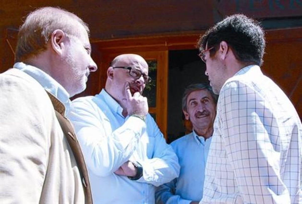 Corominas, en el centro con gafas, dialoga con Albert Batalla, de perfil y también con lentes, ayer en Lleida. Corominas, en el centro con gafas, dialoga con Albert Batalla, de perfil y también con lentes, ayer en Lleida.