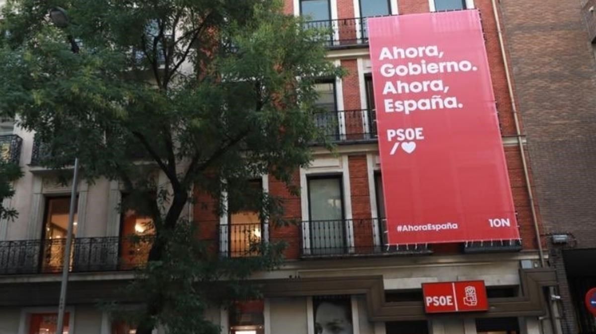 Pancarta con el lema electoral del PSOE ’Ahora Gobierno, ahora España’, en la sede de Ferraz. Pancarta con el lema electoral del PSOE ’Ahora Gobierno, ahora España’, en la sede de Ferraz.