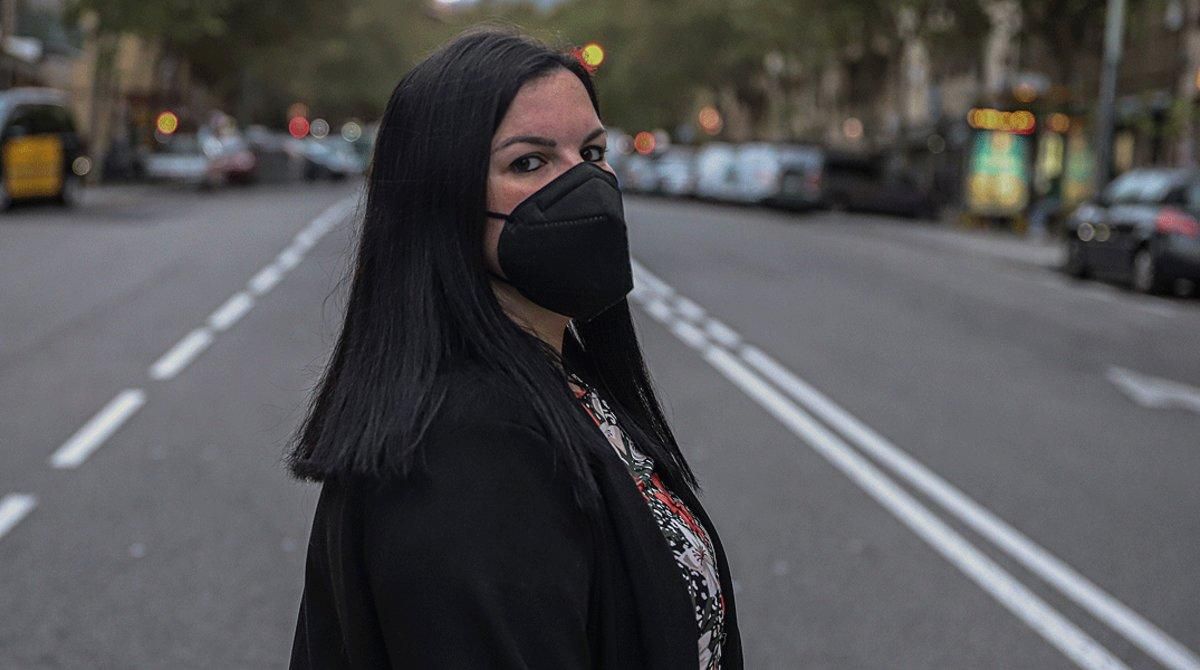 Rocío Coronel, en una calle de la Barcelona que espera dejar atrás antes de que acabe el año. Rocío Coronel, en una calle de la Barcelona que espera dejar atrás antes de que acabe el año.