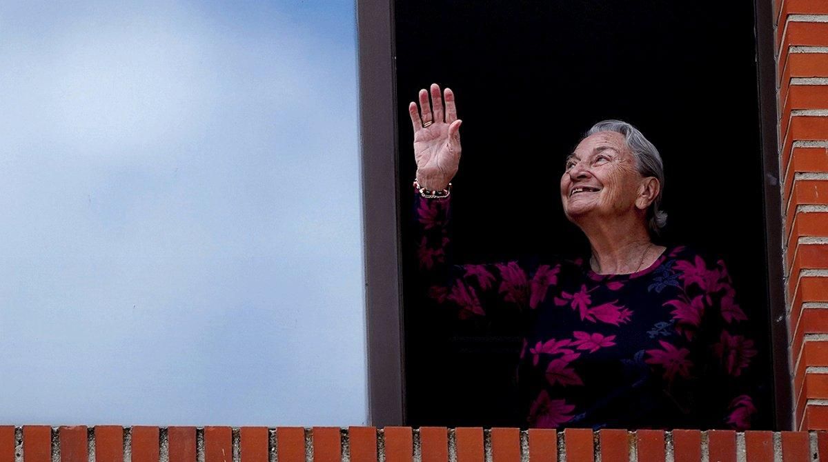 Una mujer disfruta del homenaje dedicado a los residentes y los profesionales de la residencia de mayores Casaverde, en Navalcarnero el 13 de mayo. Una mujer disfruta del homenaje dedicado a los residentes y los profesionales de la residencia de mayores Casaverde, en Navalcarnero el 13 de mayo.