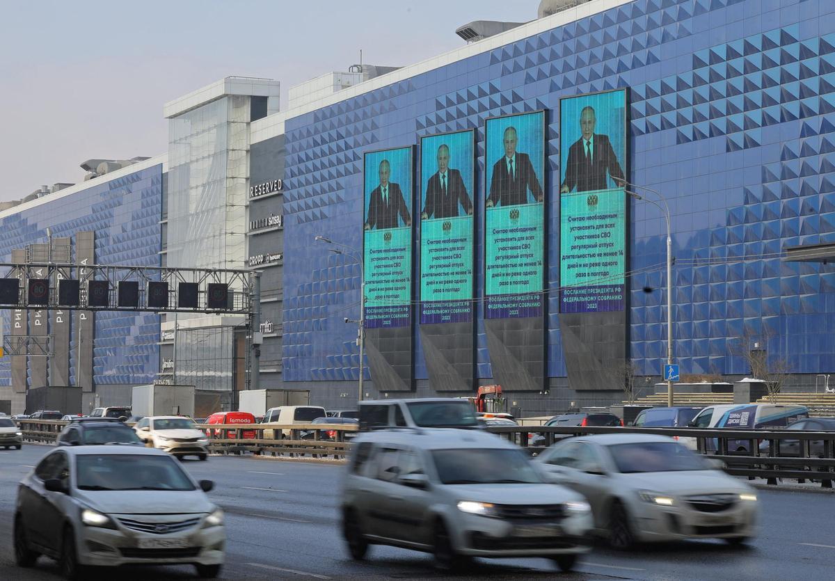 Unas pantallas gigantes en un centro comercial de Moscú muestran a Vladímir Putin, durante el discurso del Estado de la Nación. Unas pantallas gigantes en un centro comercial de Moscú muestran a Vladímir Putin, durante el discurso del Estado de la Nación.