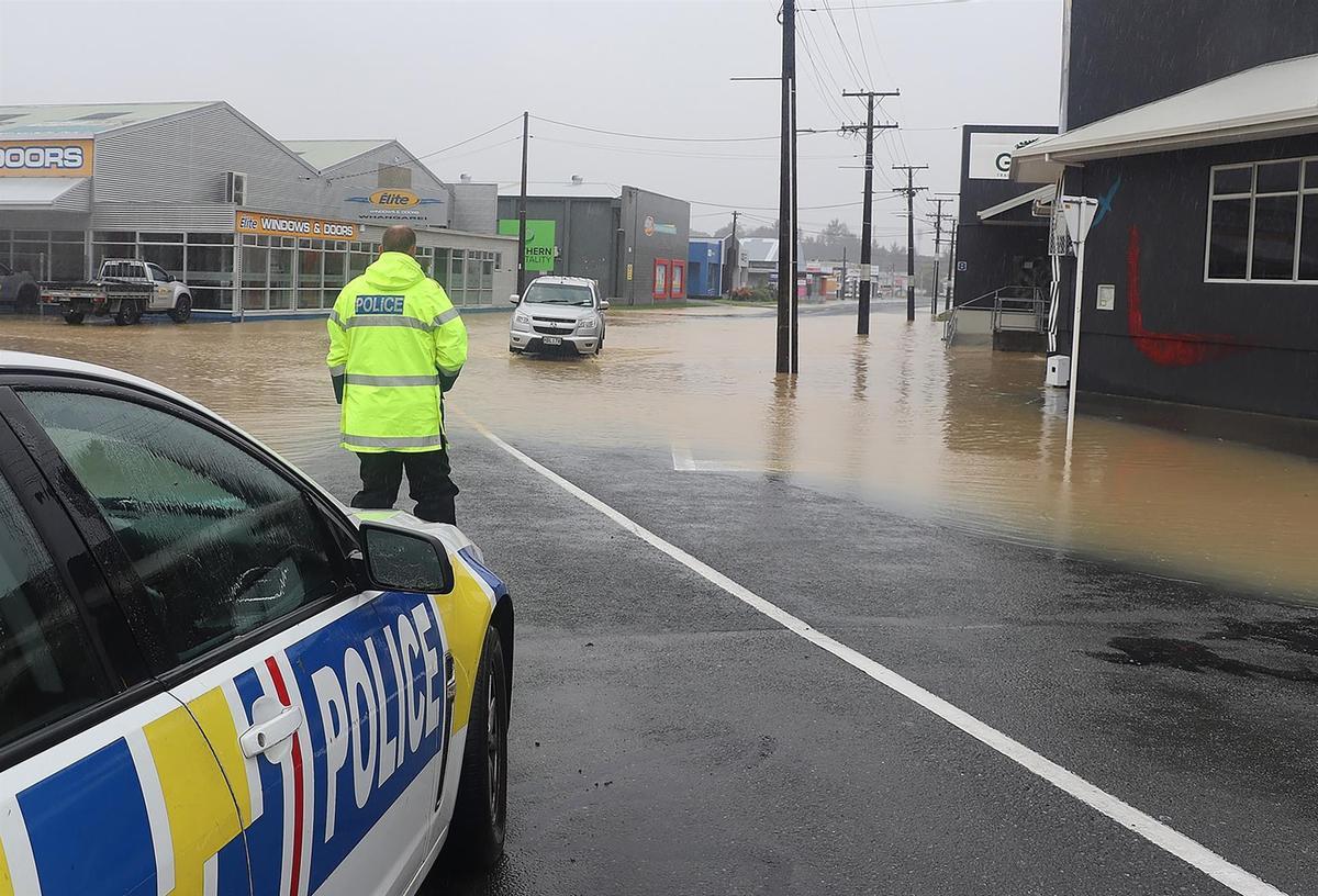 La Policía de Nueva Zelanda proporciona ayuda ante las inundaciones en la ciudad neozelandesa de Whangarei.