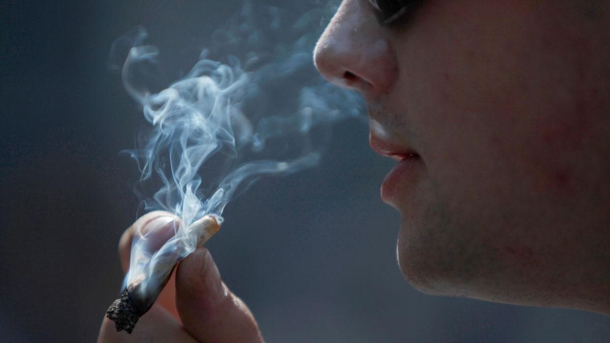 Un joven fuma marihuana. Un joven fuma marihuana.