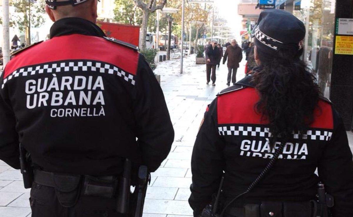 Una pareja de agentes de la Guardia Urbana de Cornellà patrullando Una pareja de agentes de la Guardia Urbana de Cornellà patrullando