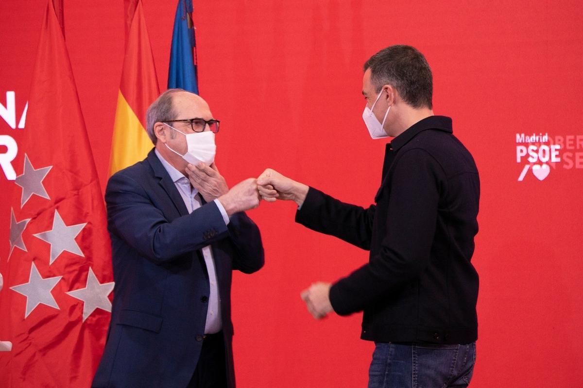 Pedro Sánchez y el candidato socialista madrileño, Ángel Gabilondo, el pasado 12 de abril en un acto de campaña en Ferraz. 