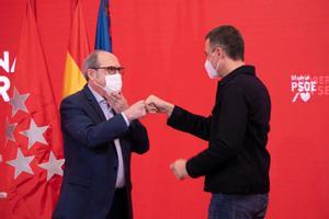 Pedro Sánchez y el candidato socialista madrileño, Ángel Gabilondo, el pasado 12 de abril en un acto de campaña en Ferraz. 