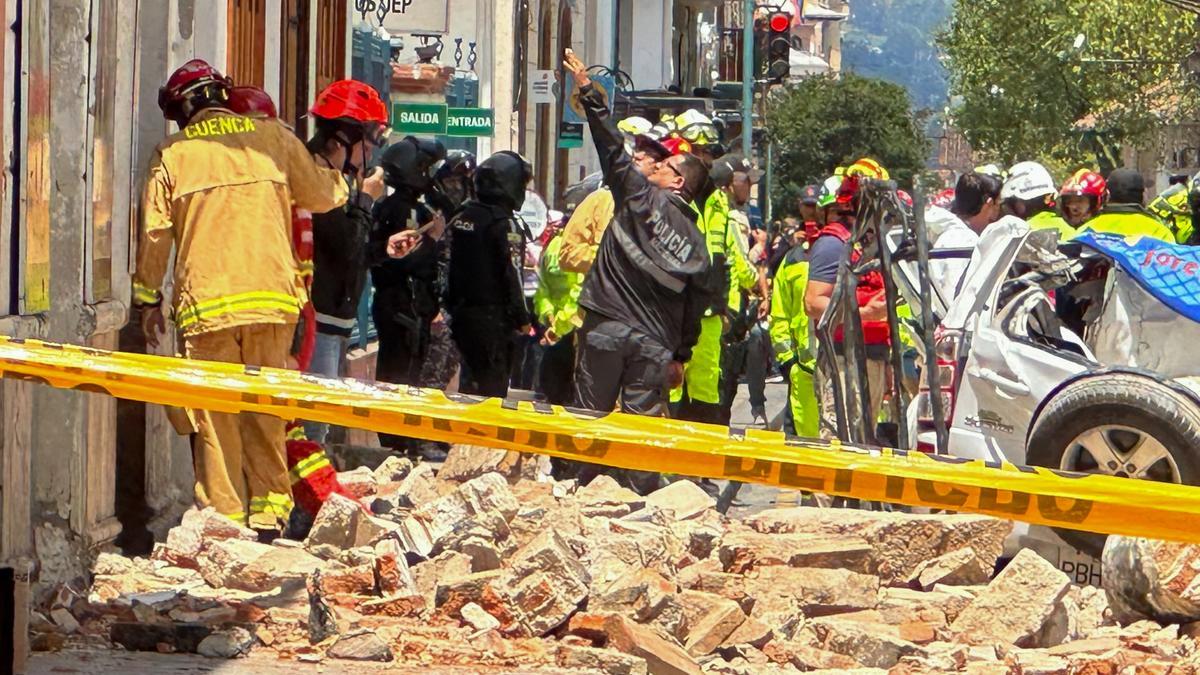 At least 14 dead and 381 injured after a magnitude 6.5 earthquake in Ecuador