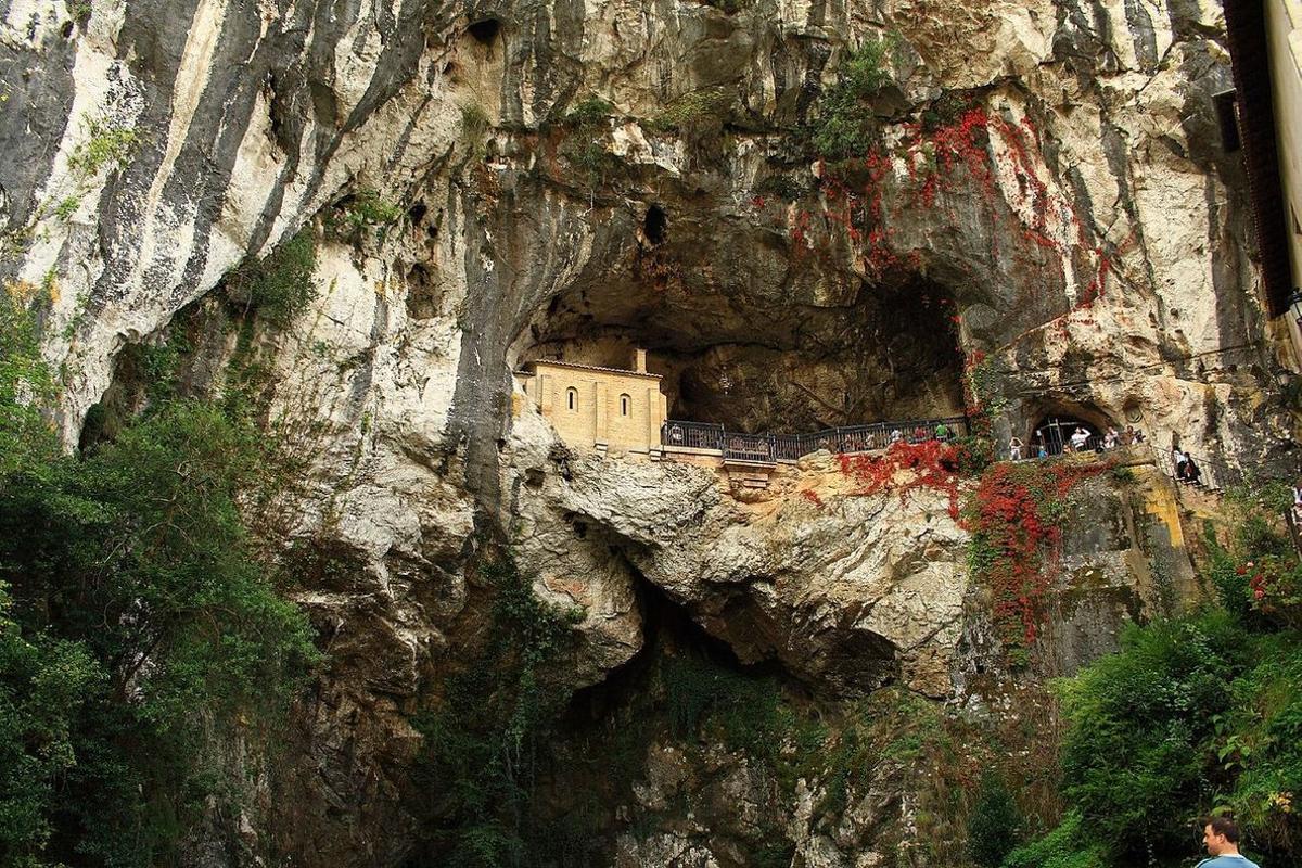 La cueva del Santuario de Covadonga.
