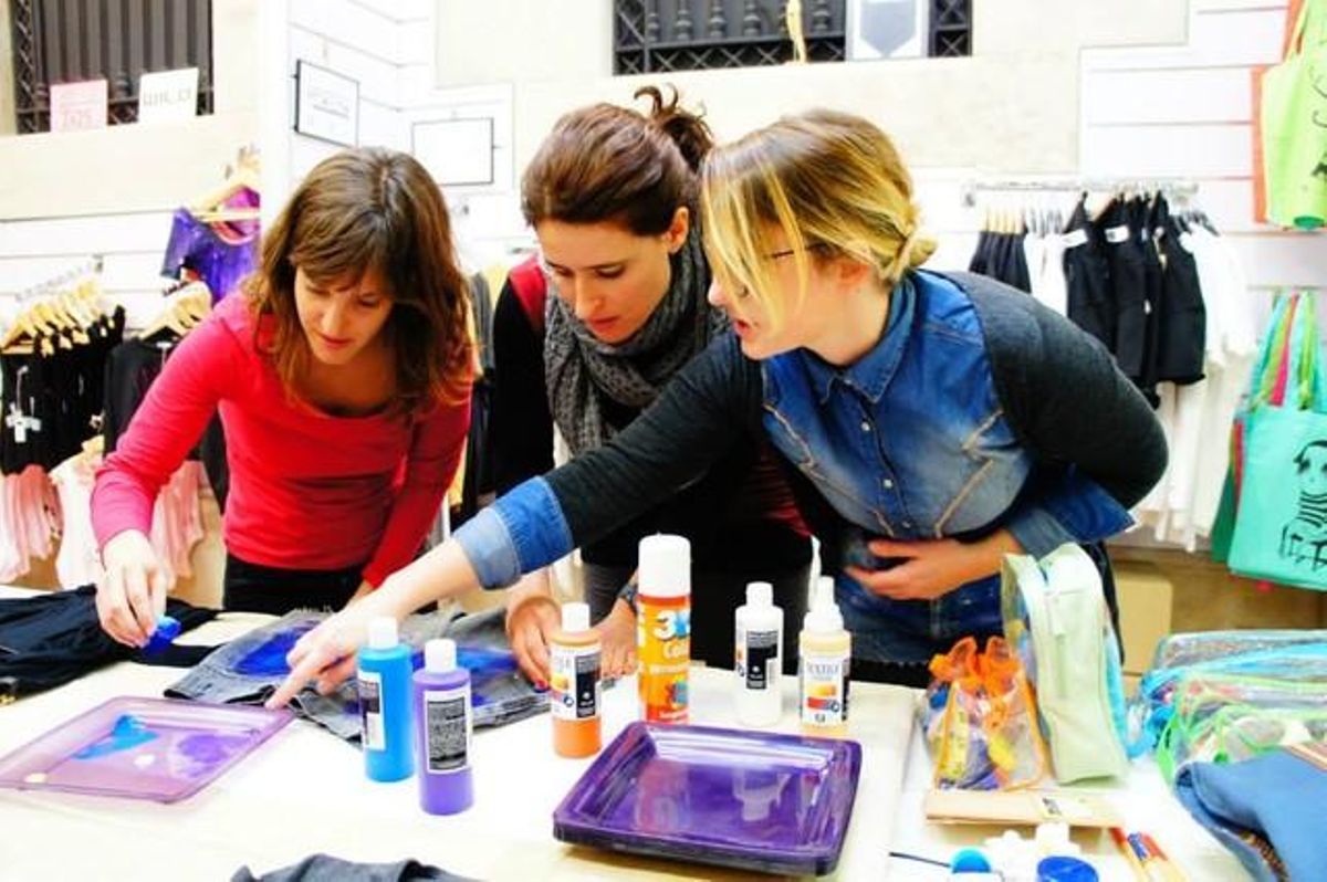 Marta Barberá imparte uno de sus talleres de ’galaxy print’. Marta Barberá imparte uno de sus talleres de ’galaxy print’.