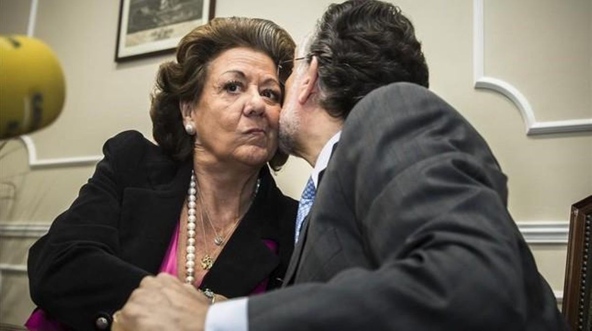 Rita Barberá y Alfonso Grau, el pasado 16 de marzo del 2015, en la rueda de prensa en la que el entonces vicealcalde de Valencia anunció su dimisión. Rita Barberá y Alfonso Grau, el pasado 16 de marzo del 2015, en la rueda de prensa en la que el entonces vicealcalde de Valencia anunció su dimisión.