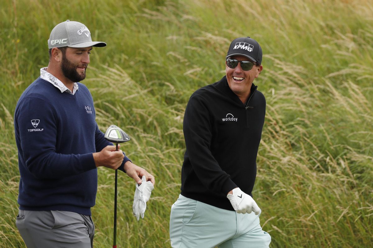 Jon Rahm junto a Phil Mickelson, en la jornada de entrenamiento del miércoles en el Open Británico Jon Rahm junto a Phil Mickelson, en la jornada de entrenamiento del miércoles en el Open Británico