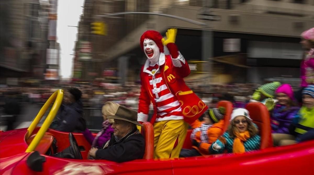 Ronald, el ’clown’ de McDonald’s, saluda a la multitud durante un desfile de Acción de Gracias, en Nueva York, el 26 de noviembre del 2015. Ronald, el ’clown’ de McDonald’s, saluda a la multitud durante un desfile de Acción de Gracias, en Nueva York, el 26 de noviembre del 2015.