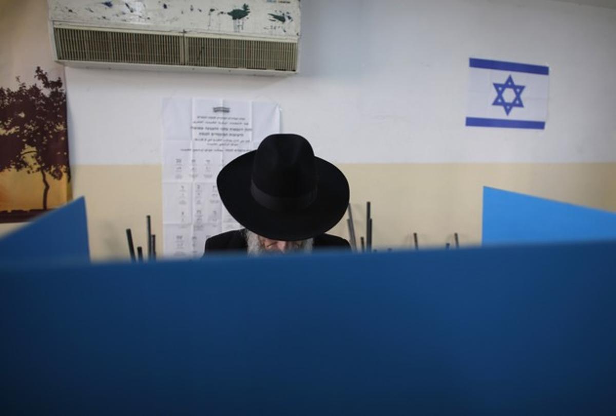  Un judío ultraortodoxo deposita su voto, este martes, en un colegio electoral en Jerusalén.