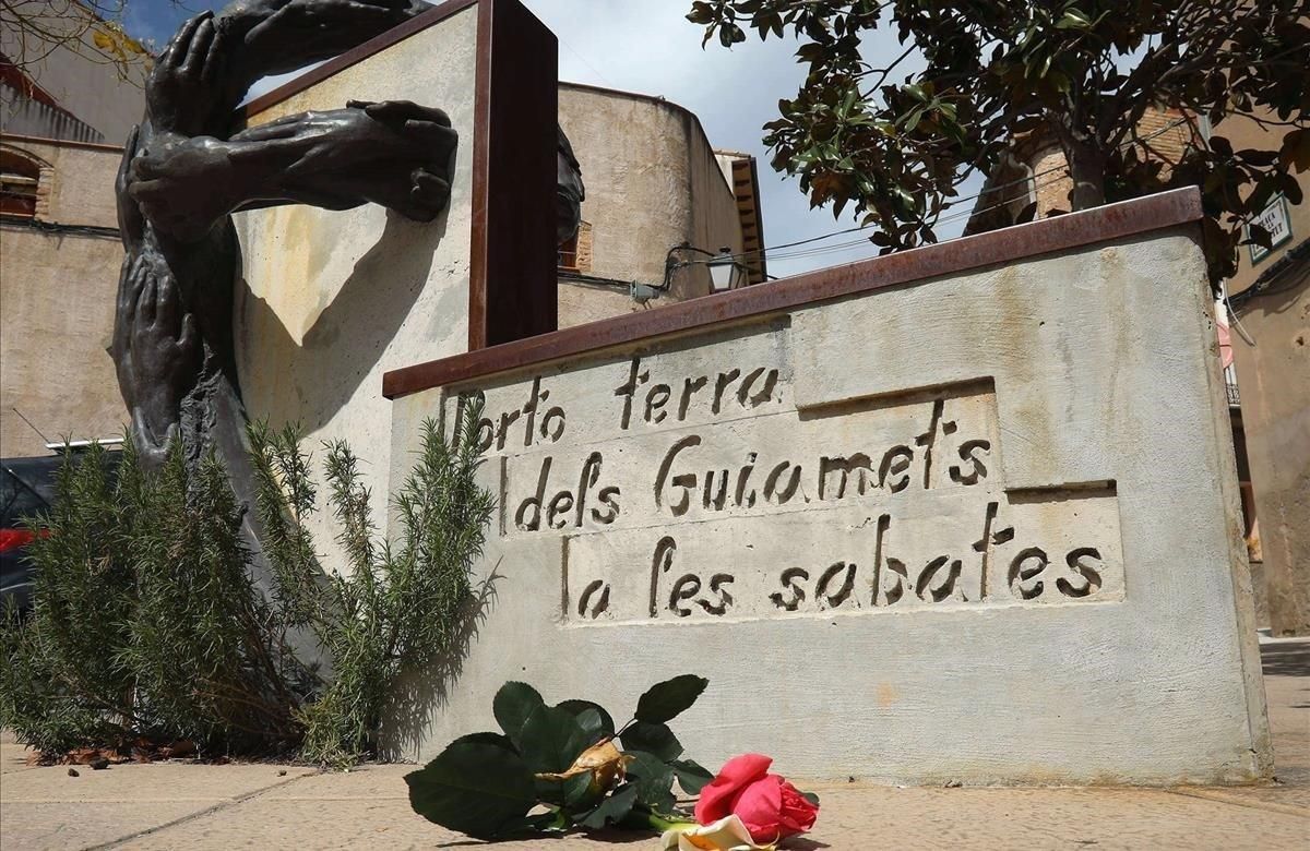 Flores colocadas ante el monumento dedicado a la luchadora antifascista Neus Catala, en su localidad natal de Els Guiamets (Tarragona) Flores colocadas ante el monumento dedicado a la luchadora antifascista Neus Catala, en su localidad natal de Els Guiamets (Tarragona)