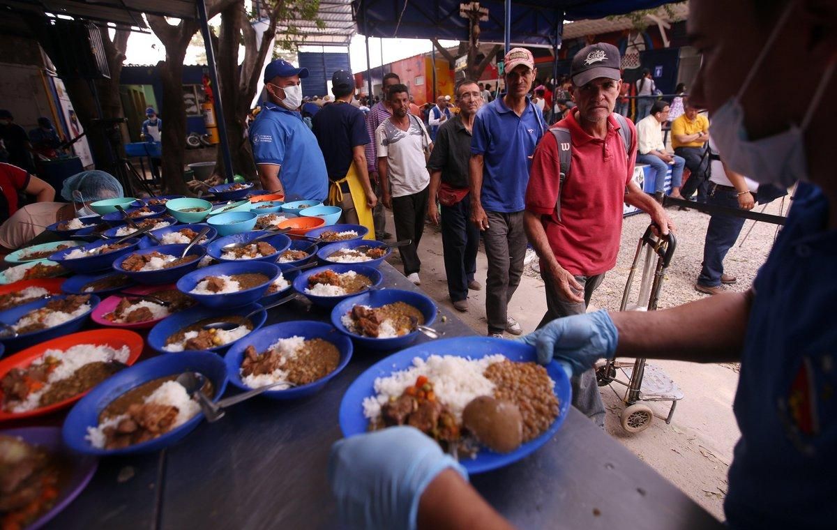 El programa Clap, ligado a los Comités Locales de Abastecimiento y Producción, entrega alimentos importados a bajo coste cada mes a más de seis millones de personas. El programa Clap, ligado a los Comités Locales de Abastecimiento y Producción, entrega alimentos importados a bajo coste cada mes a más de seis millones de personas.