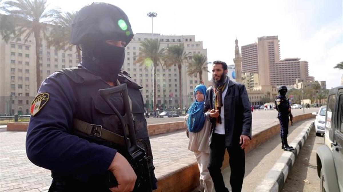 Policías egipcios montan guardia en la plaza Tahrir de El Cairo.