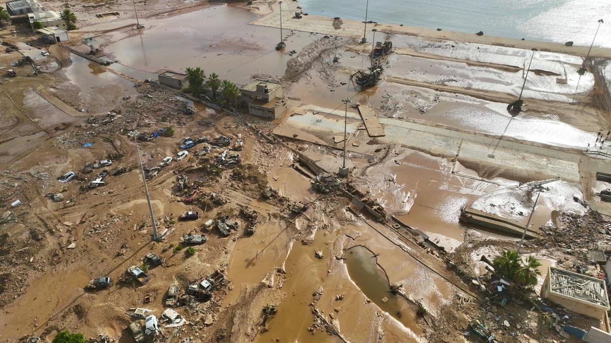 Una vista aérea de la ciudad de Derna, en Libia. La tormenta Daniel ha dejado una devastación sin precedentes en la ciudad de Derna, en el este de Libia, con más de 2.400 personas fallecidas y al menos 7.000 desaparecidas solo en Derna, aunque la cifra en todo el país puede alcanzar los 10.000 desaparecidos.