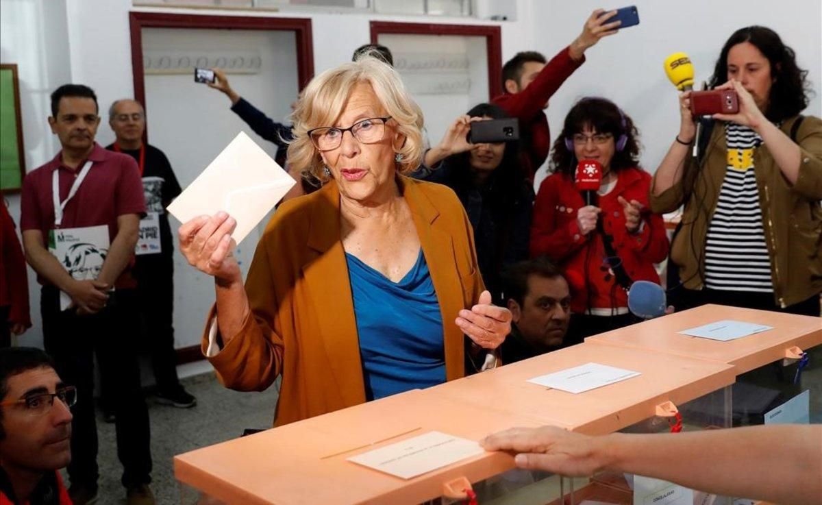 Manuela Carmena vota en el IES Conde de Orgaz de Madrid. Manuela Carmena vota en el IES Conde de Orgaz de Madrid.