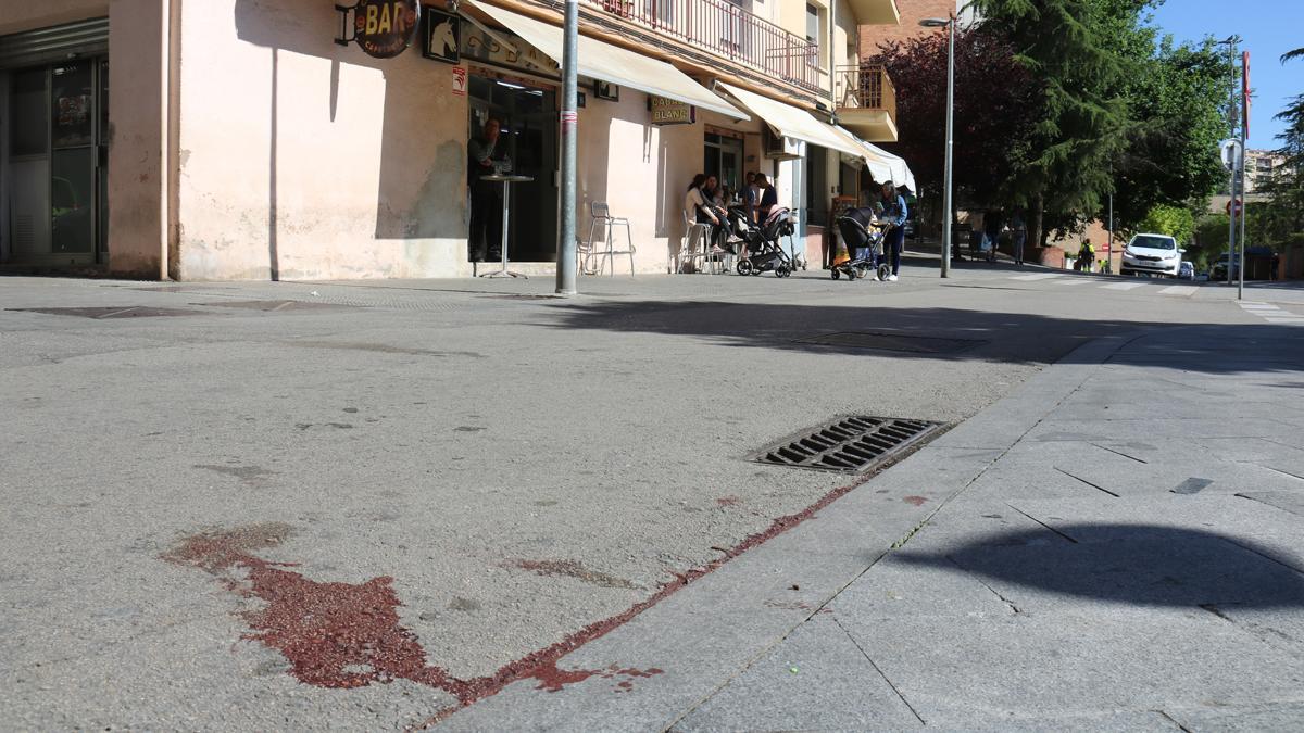 Un detenido en Terrassa tras la muerte de un hombre en una pelea en la calle. En la foto, restos de sangre en el lugar de los hechos.
