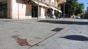 Un detenido en Terrassa tras la muerte de un hombre en una pelea en la calle. En las imágenes, restos de sangre en el lugar de los hechos.